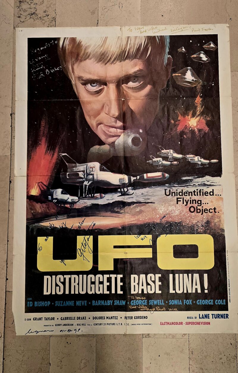 Manifesti  originali autografati della serie “UFO”